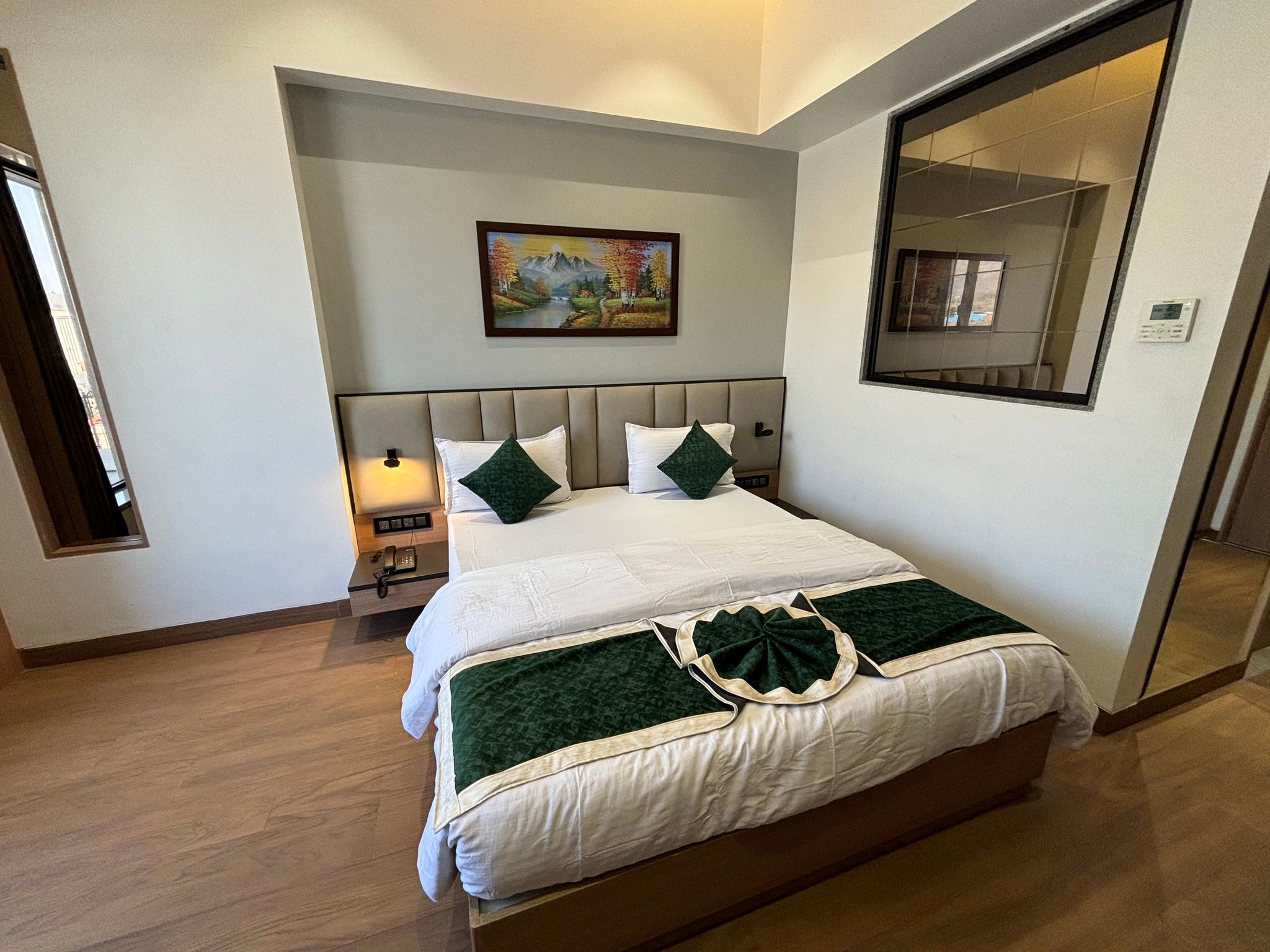 HOTEL RED CARPET Regal Room 4