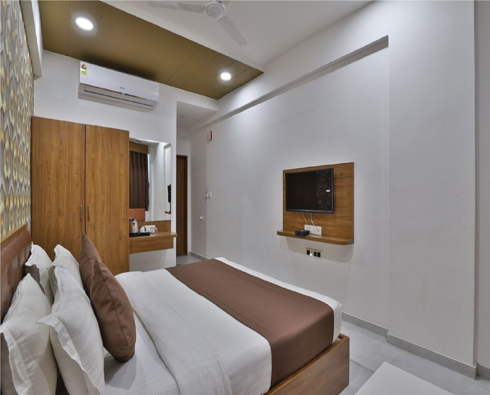 Hotel The Global Point Deluxe Double Room 6