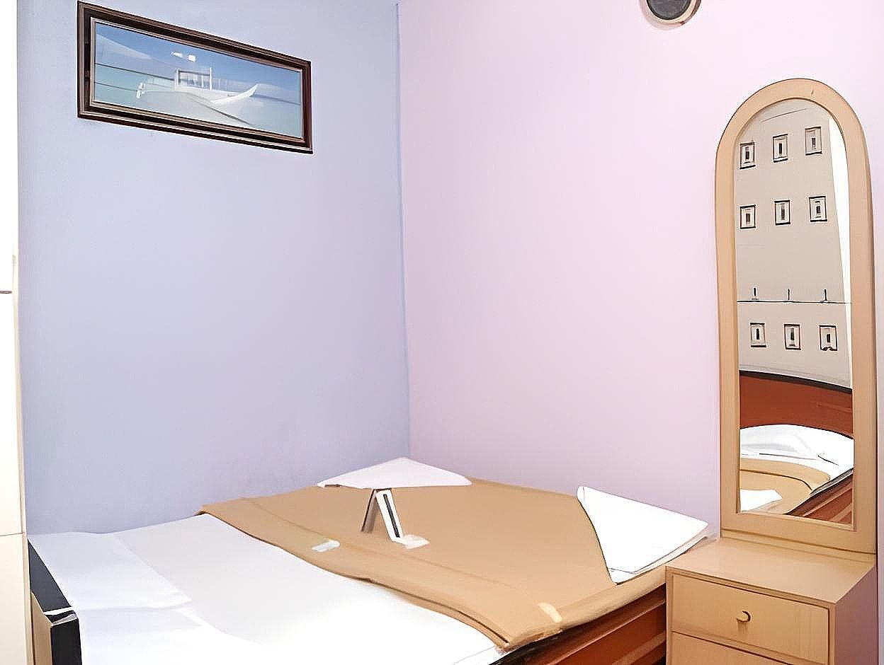 Shared Dormitory, Men only