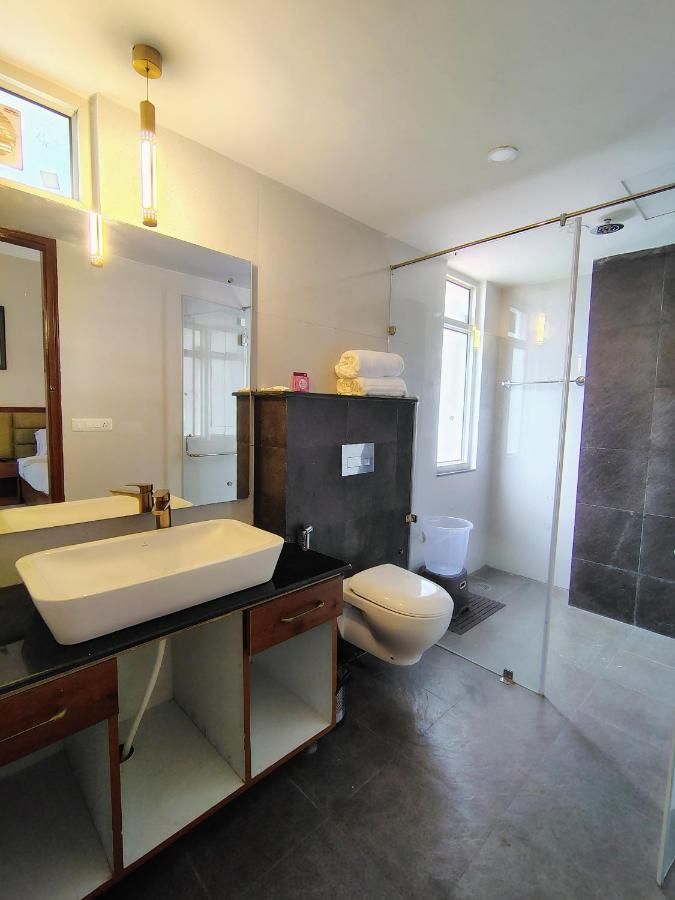 Pihu's Nest Kasauli Premium Room with Balcony and Valley View 7