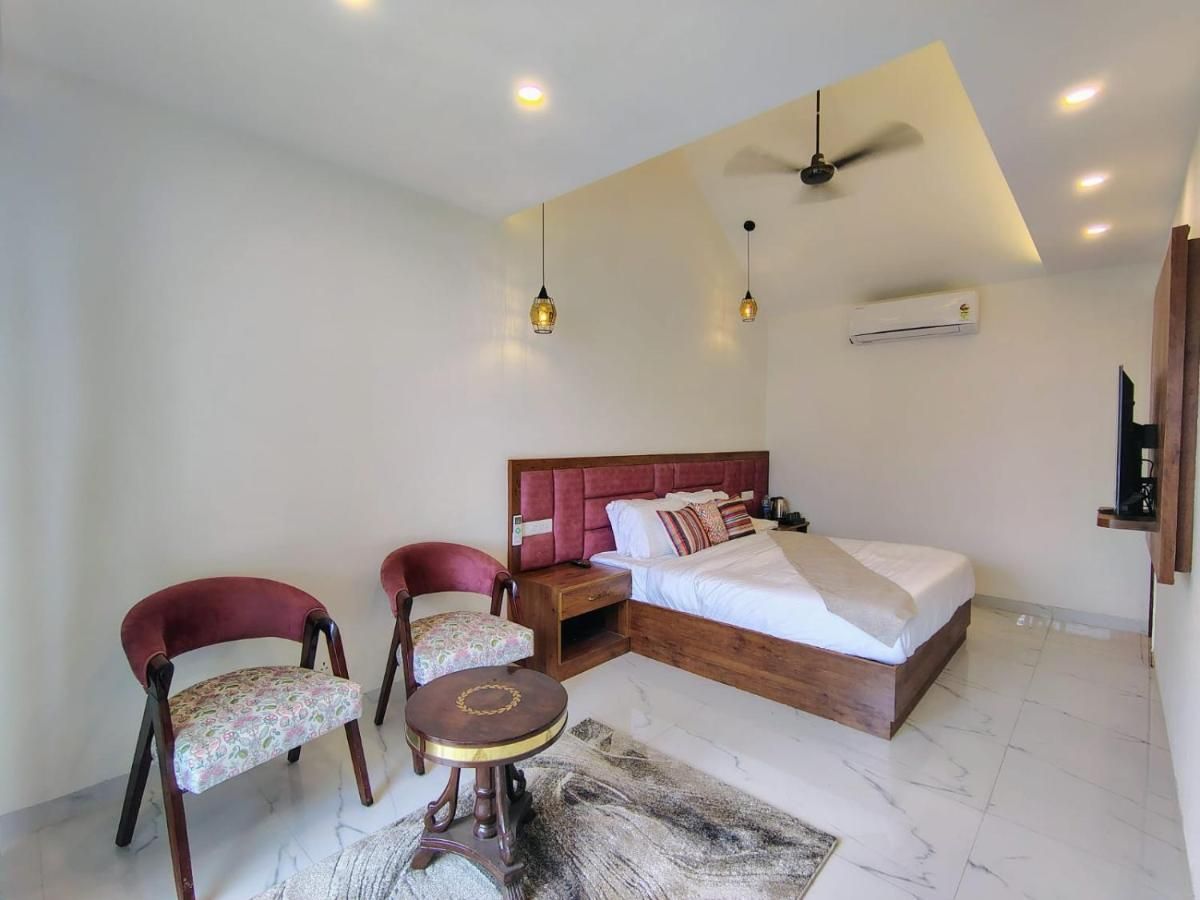 Pihu's Nest Kasauli Premium Room with Balcony and Valley View