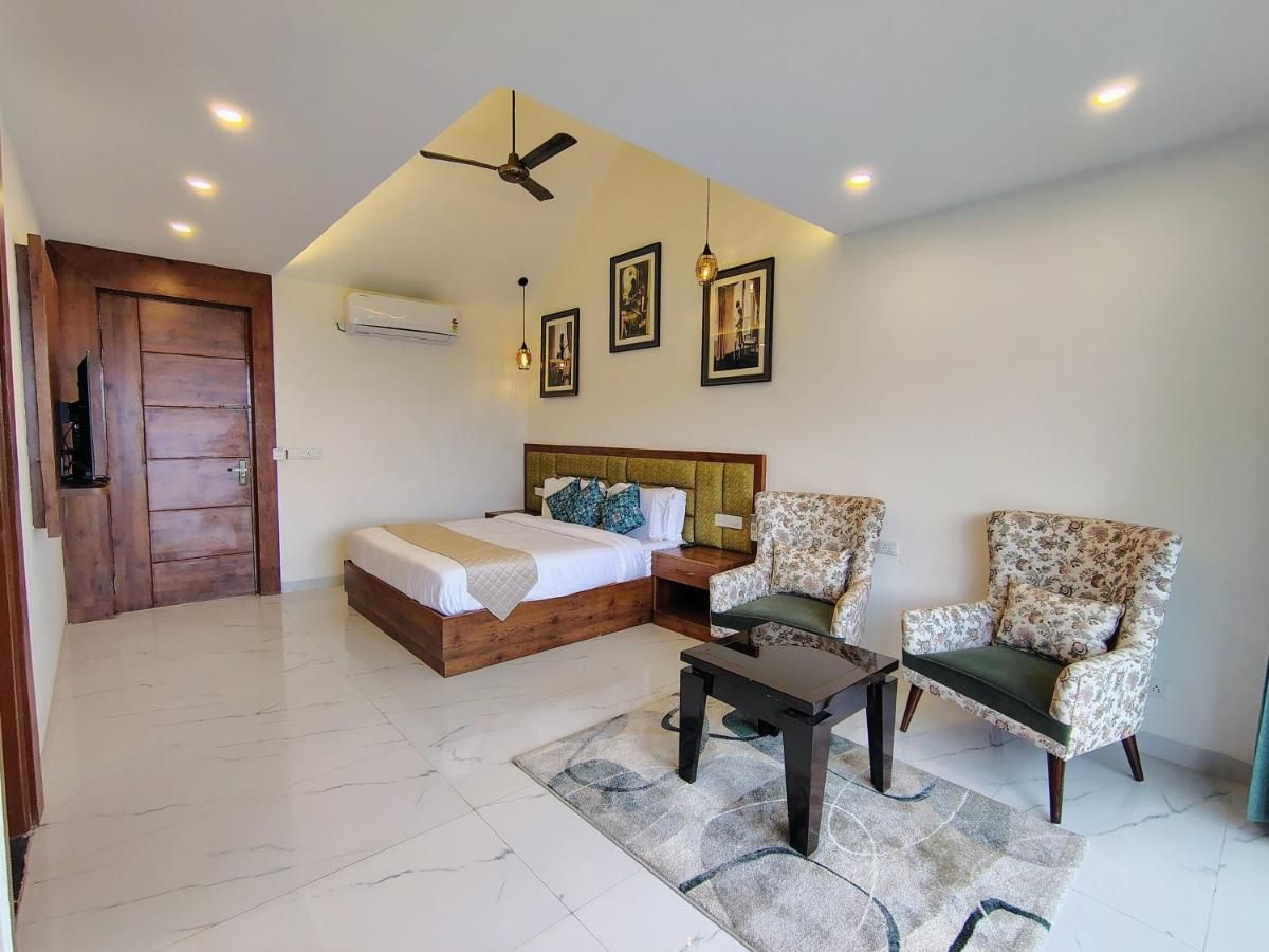 Pihu's Nest Kasauli Premium Room with Balcony and Valley View 3