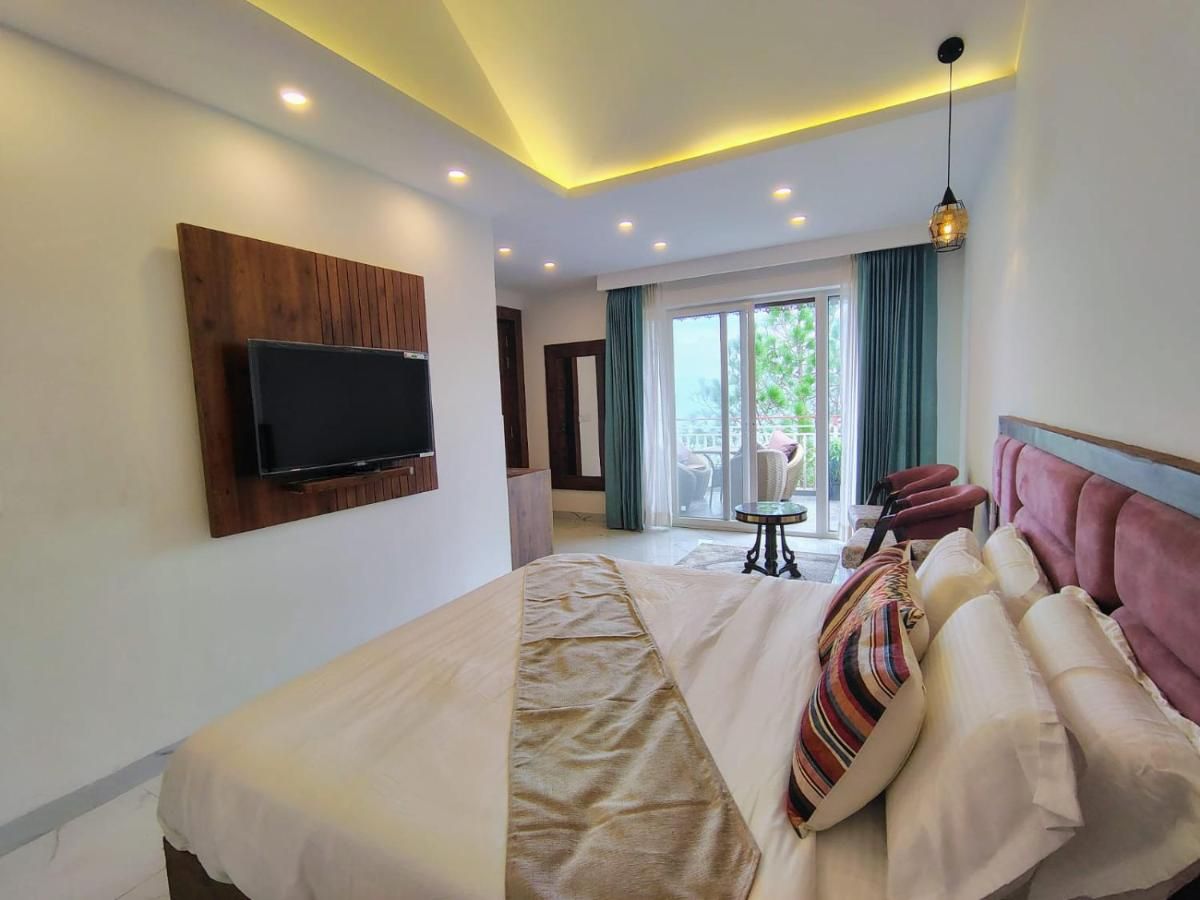 Pihu's Nest Kasauli Premium Room with Balcony and Valley View 5