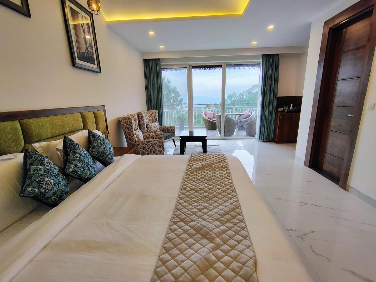 Pihu's Nest Kasauli Premium Room with Balcony and Valley View 4