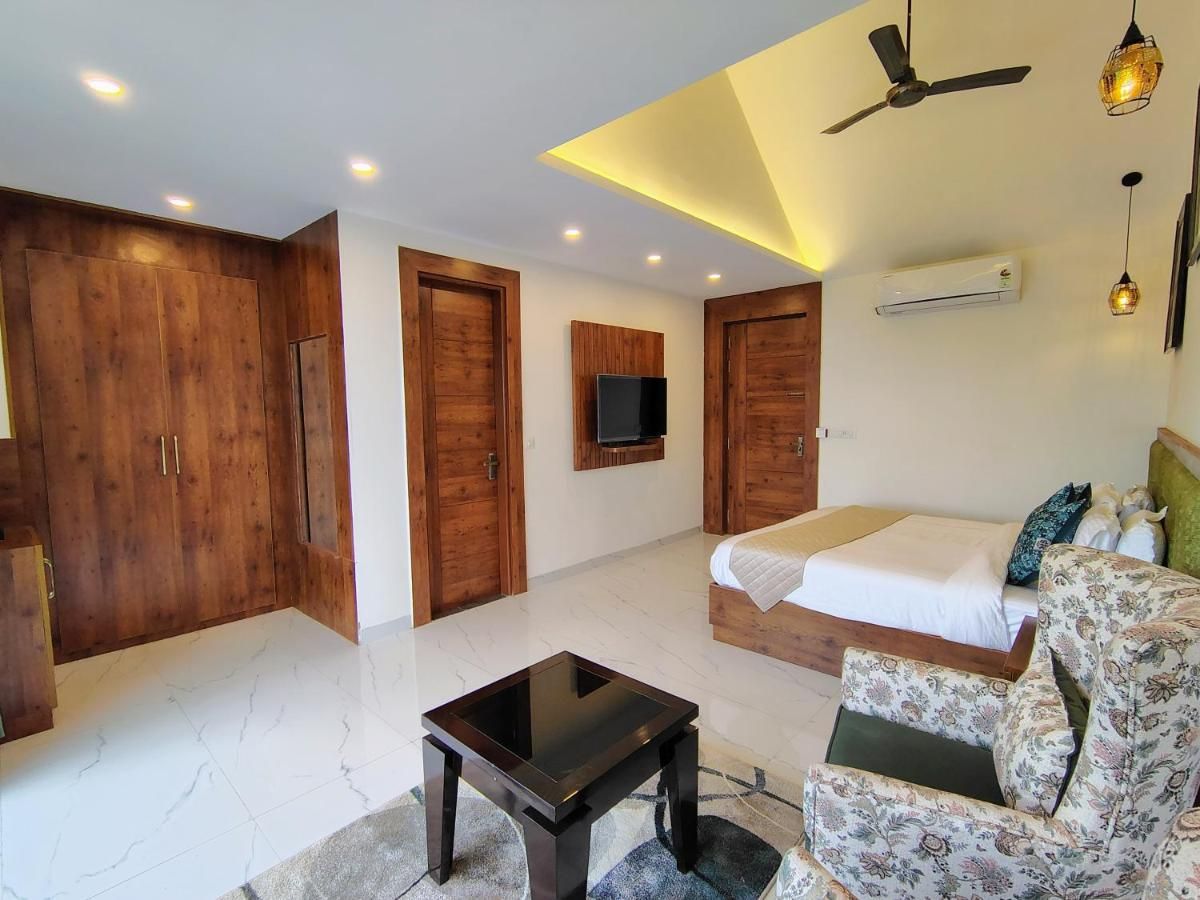Pihu's Nest Kasauli Premium Room with Balcony and Valley View 8