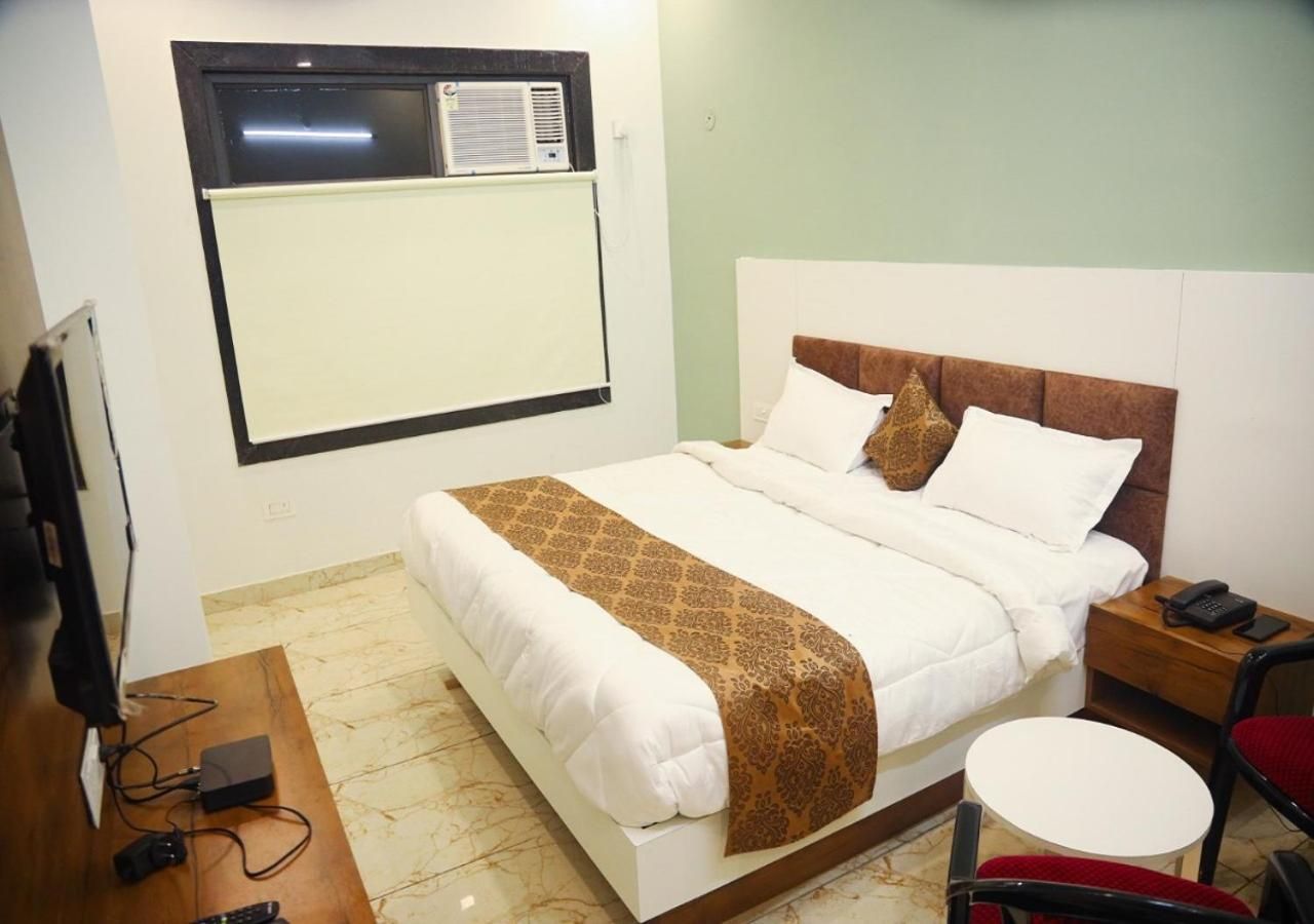 Hotel Crown Royal Crown Deluxe Room 2