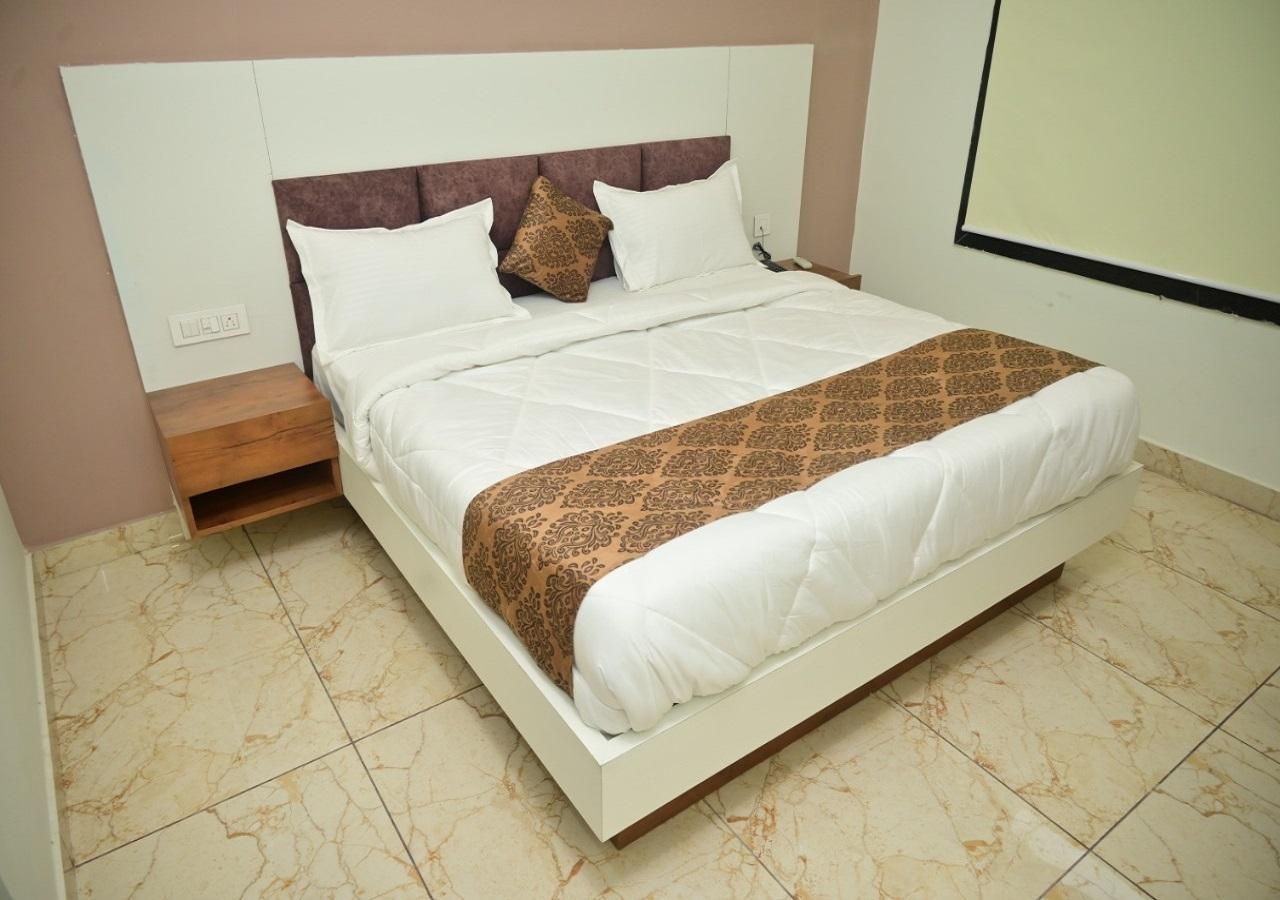 Hotel Crown Royal Crown Deluxe Room 3