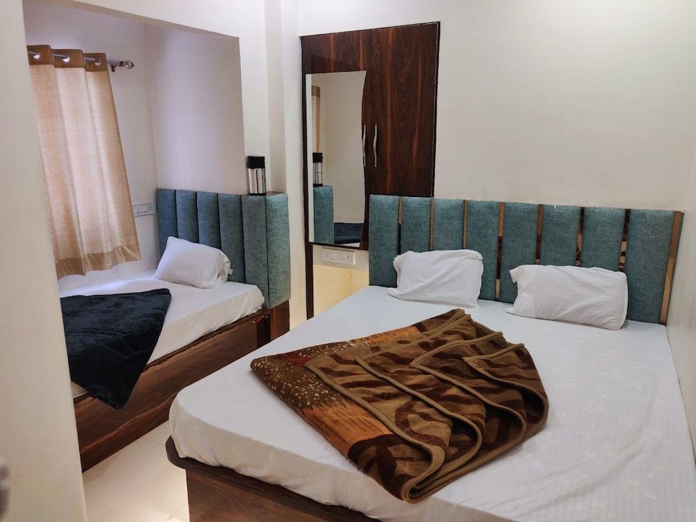 Hotel Aagman Palace - Near Mahakal Temple Deluxe Triple Room 4
