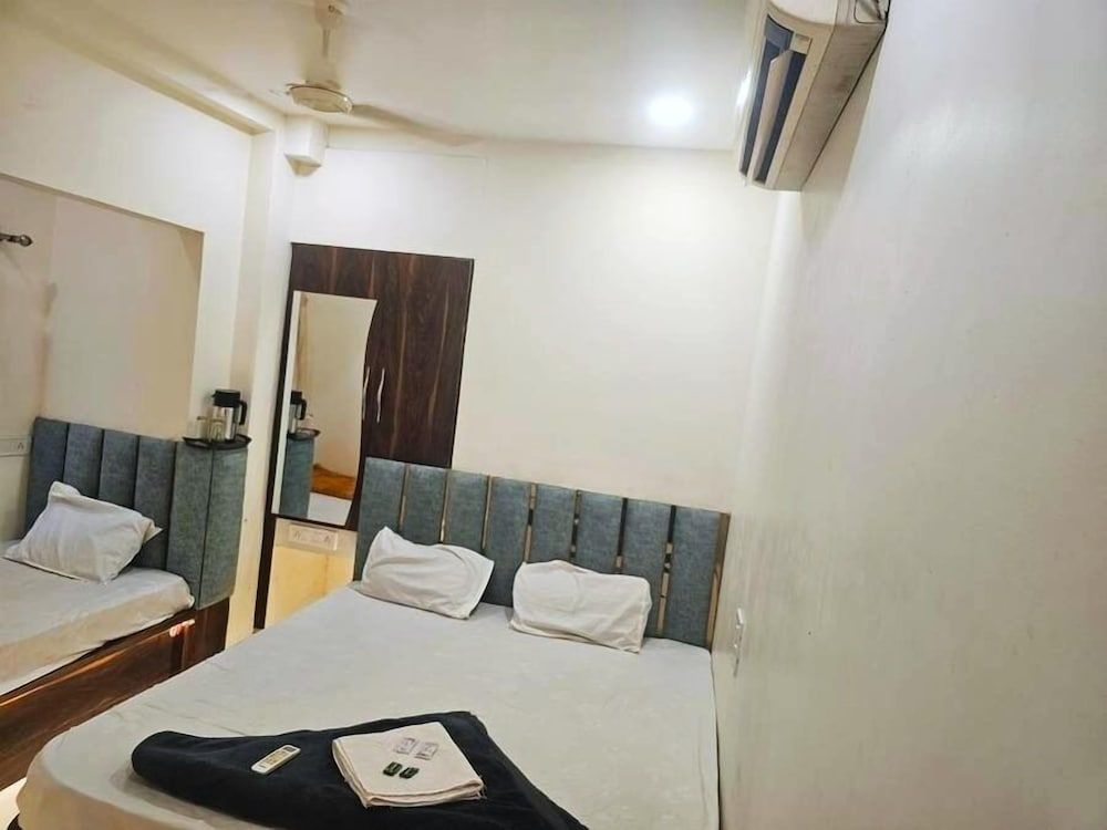 Hotel Aagman Palace - Near Mahakal Temple Deluxe Triple Room 5