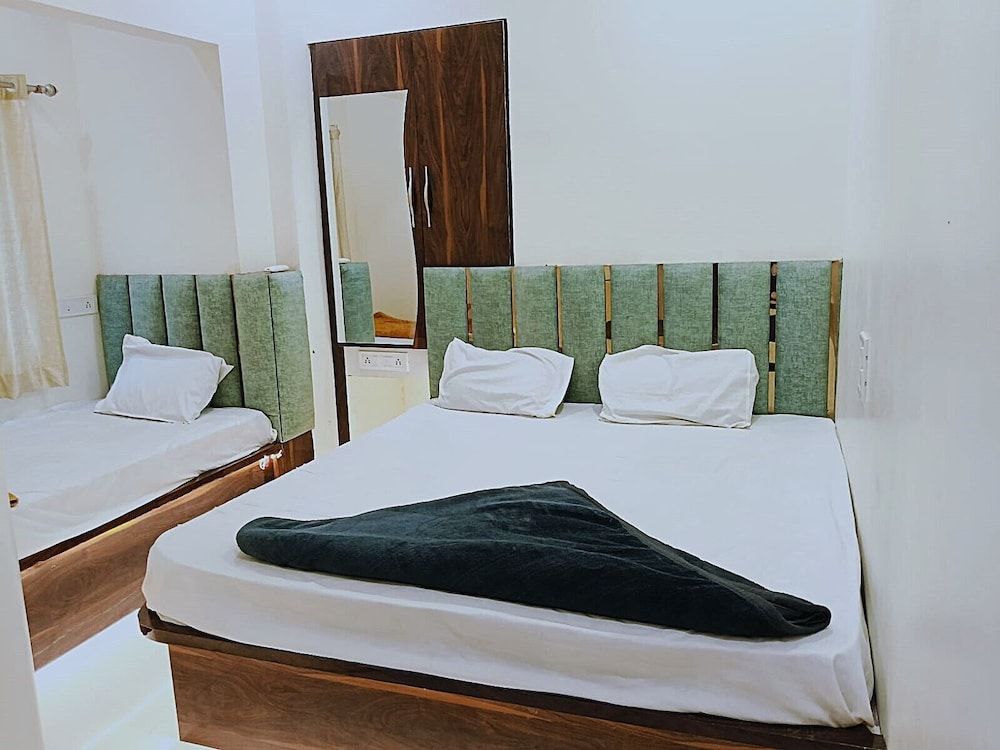 Hotel Aagman Palace - Near Mahakal Temple Deluxe Triple Room 2