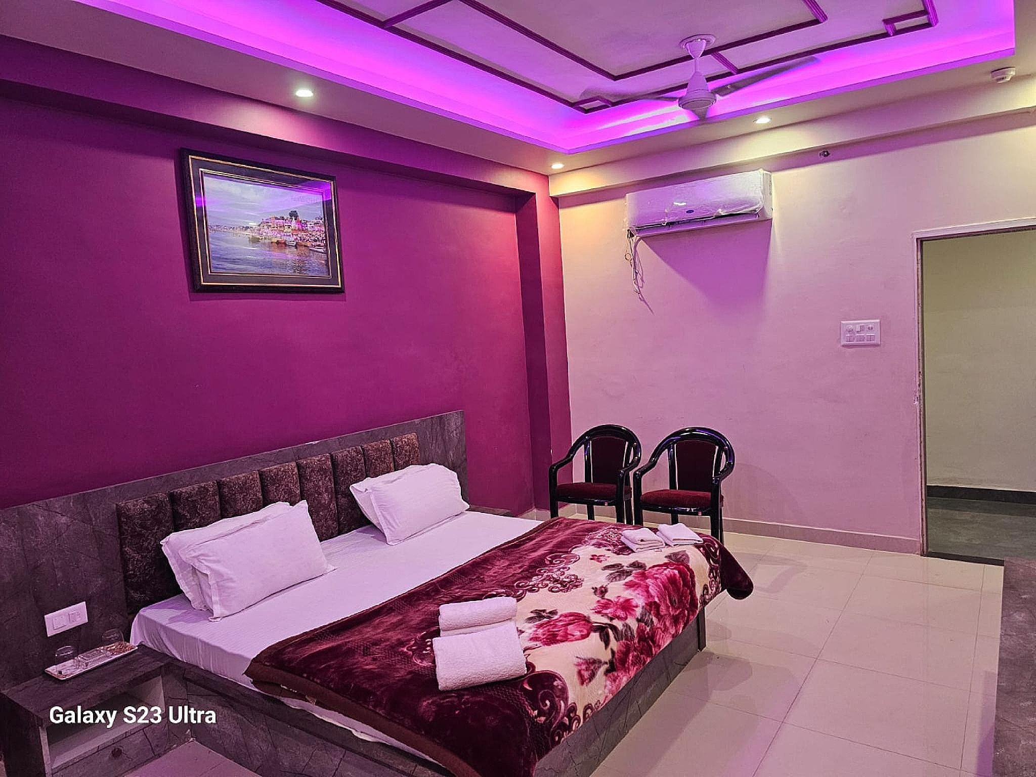 Goroomgo Kashi Inn Raj Ghat Varanasi Deluxe Air Conditioning Room 2