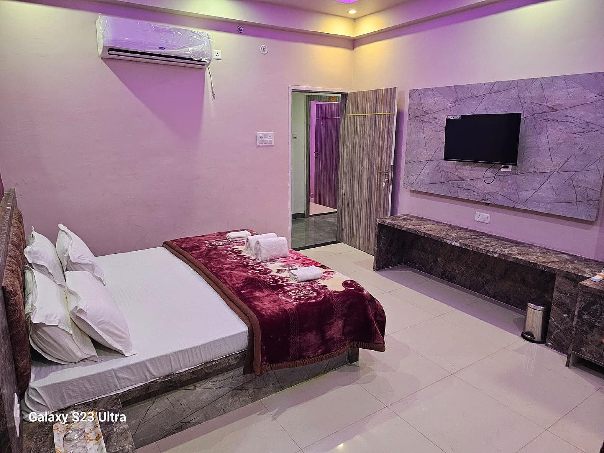 Goroomgo Kashi Inn Raj Ghat Varanasi Deluxe Air Conditioning Room 3