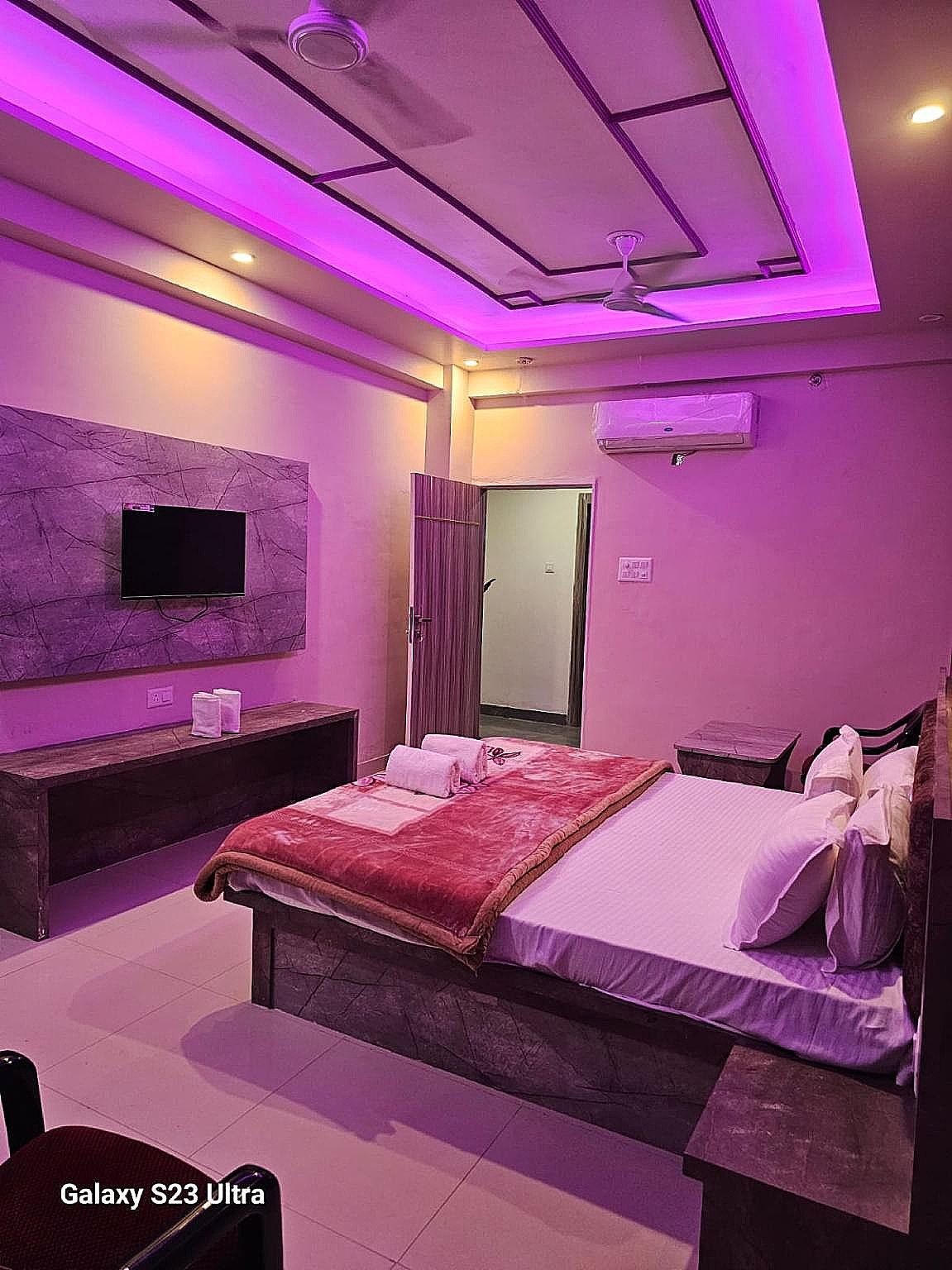 Goroomgo Kashi Inn Raj Ghat Varanasi Deluxe Air Conditioning Room