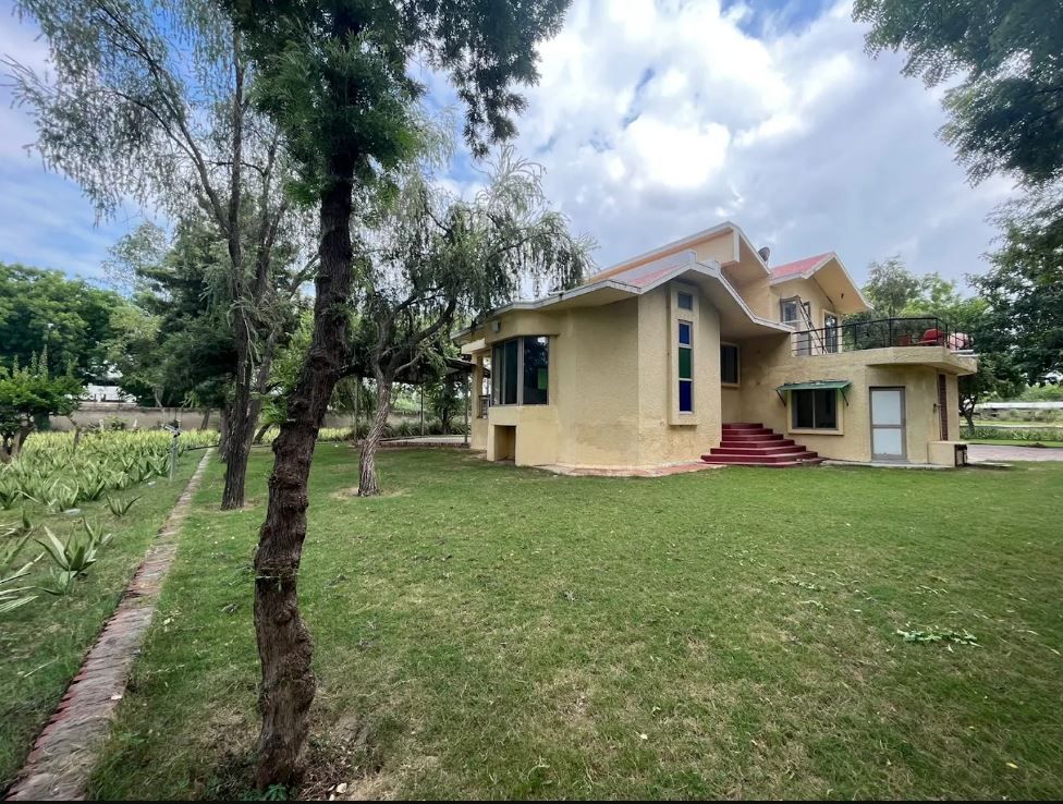 Roomshala 131 Willow Woods Farmhouse