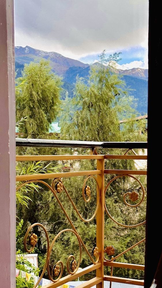 Hotel Manu Vatika Manali Super Deluxe Hill View Room with Balcony 8