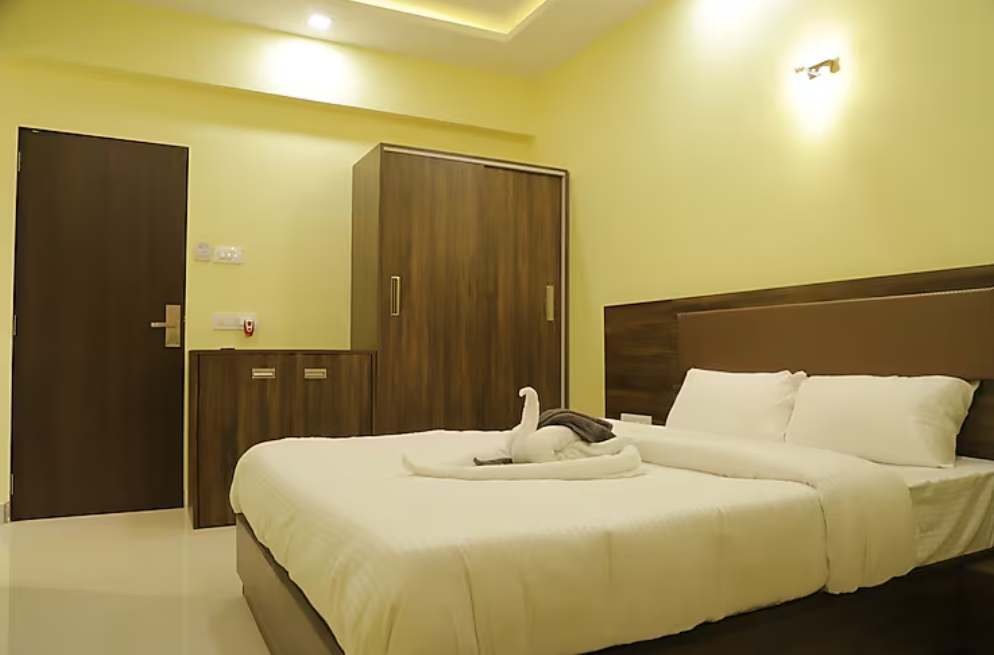 Gold Stays Hotel AC Standard Rooms 3