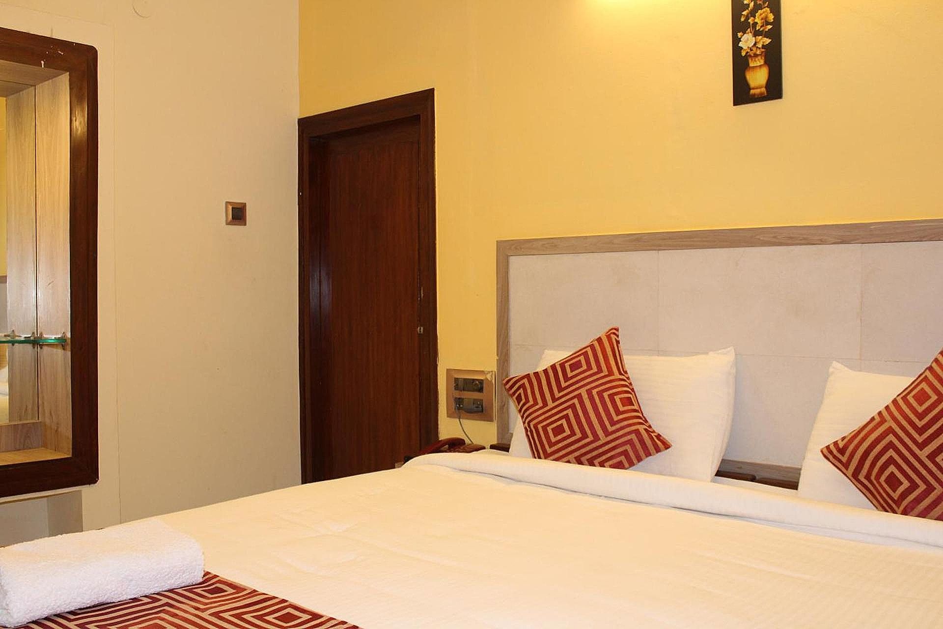 OYO 32997 Hotel Kaveri Bed & Breakfast Small Double Room