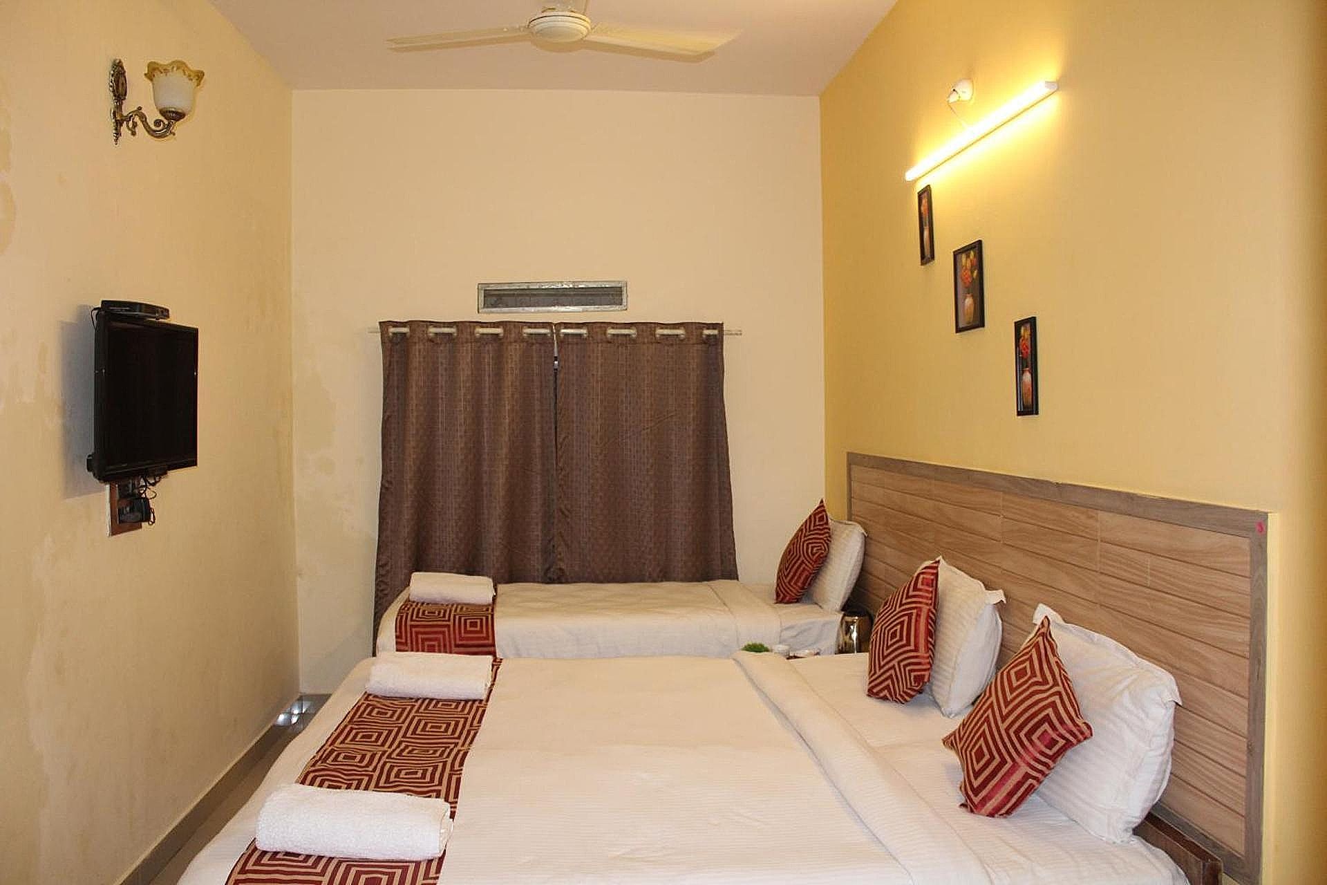 OYO 32997 Hotel Kaveri Bed & Breakfast Triple Room with Bathroom
