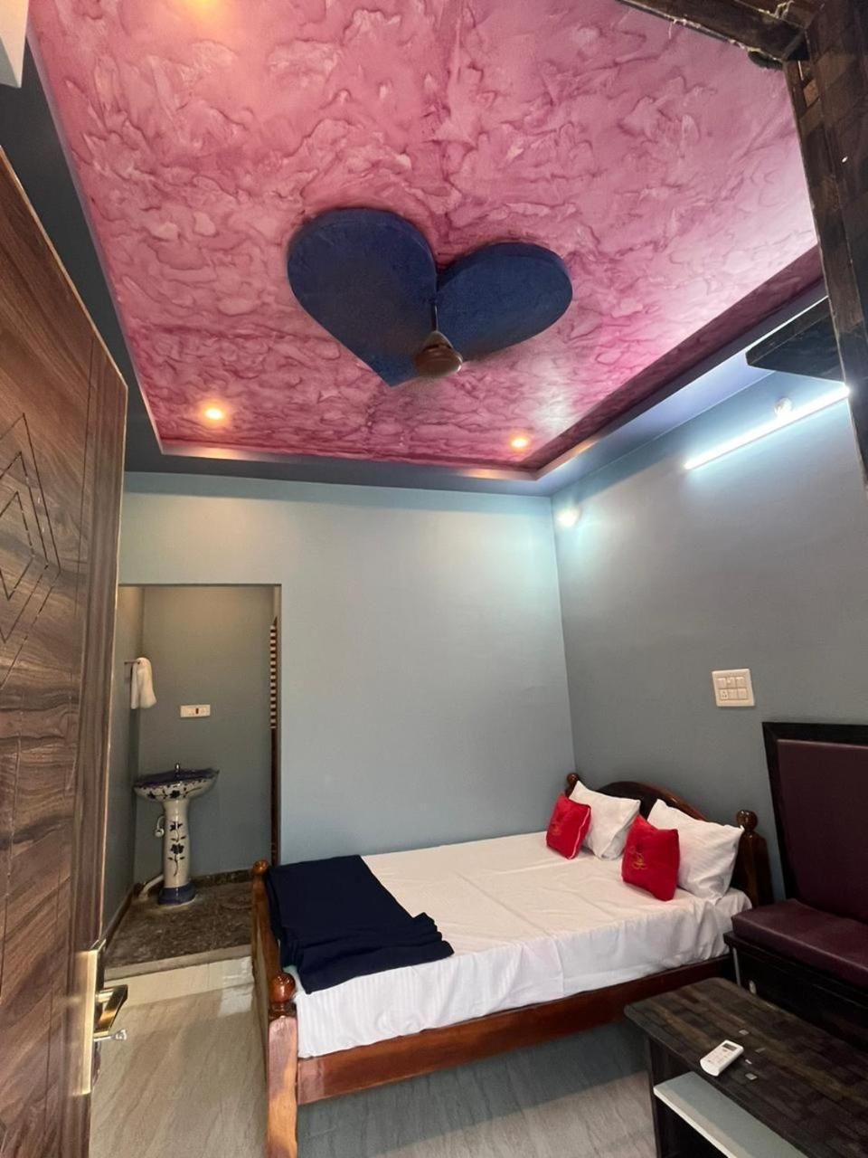 PANMOZHI RESIDENCY Deluxe Room Non AC 2