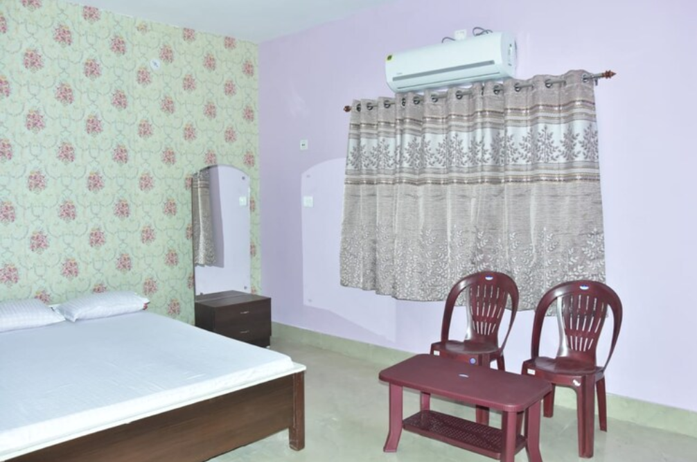 Hotel palak Semi Deluxe Ac Room