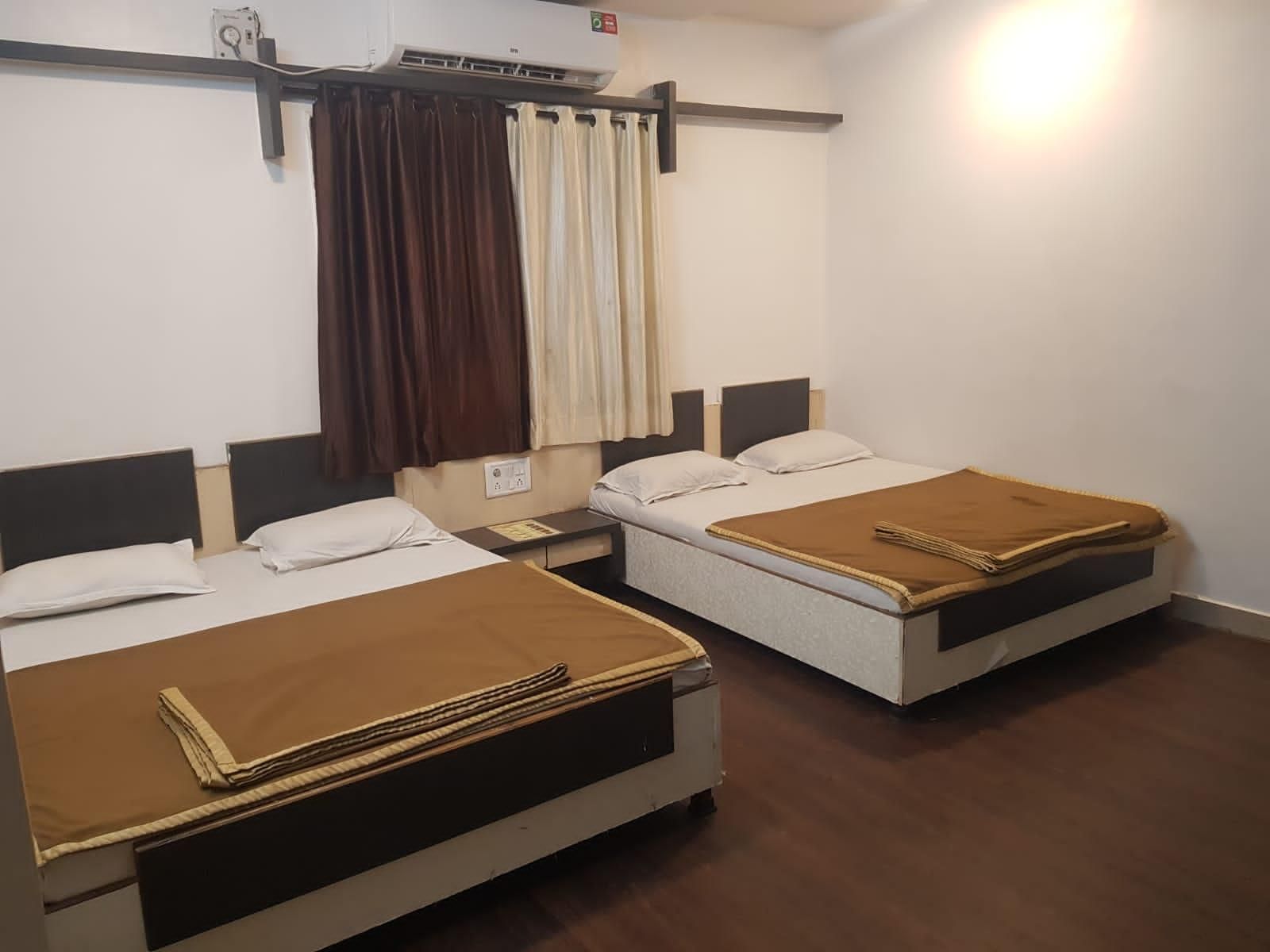 Quadruple Family Room without Air Conditioning