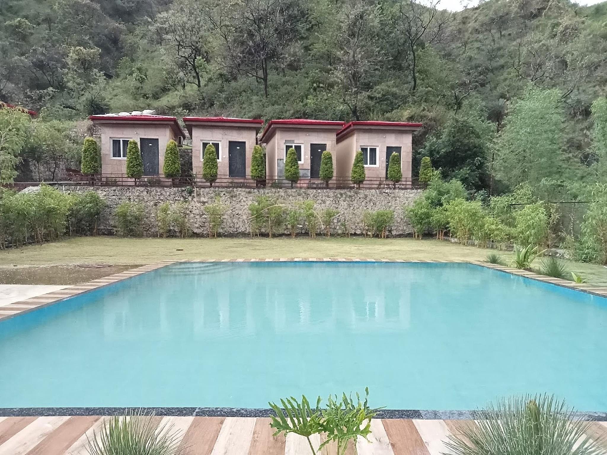 Swimming pool [outdoor]