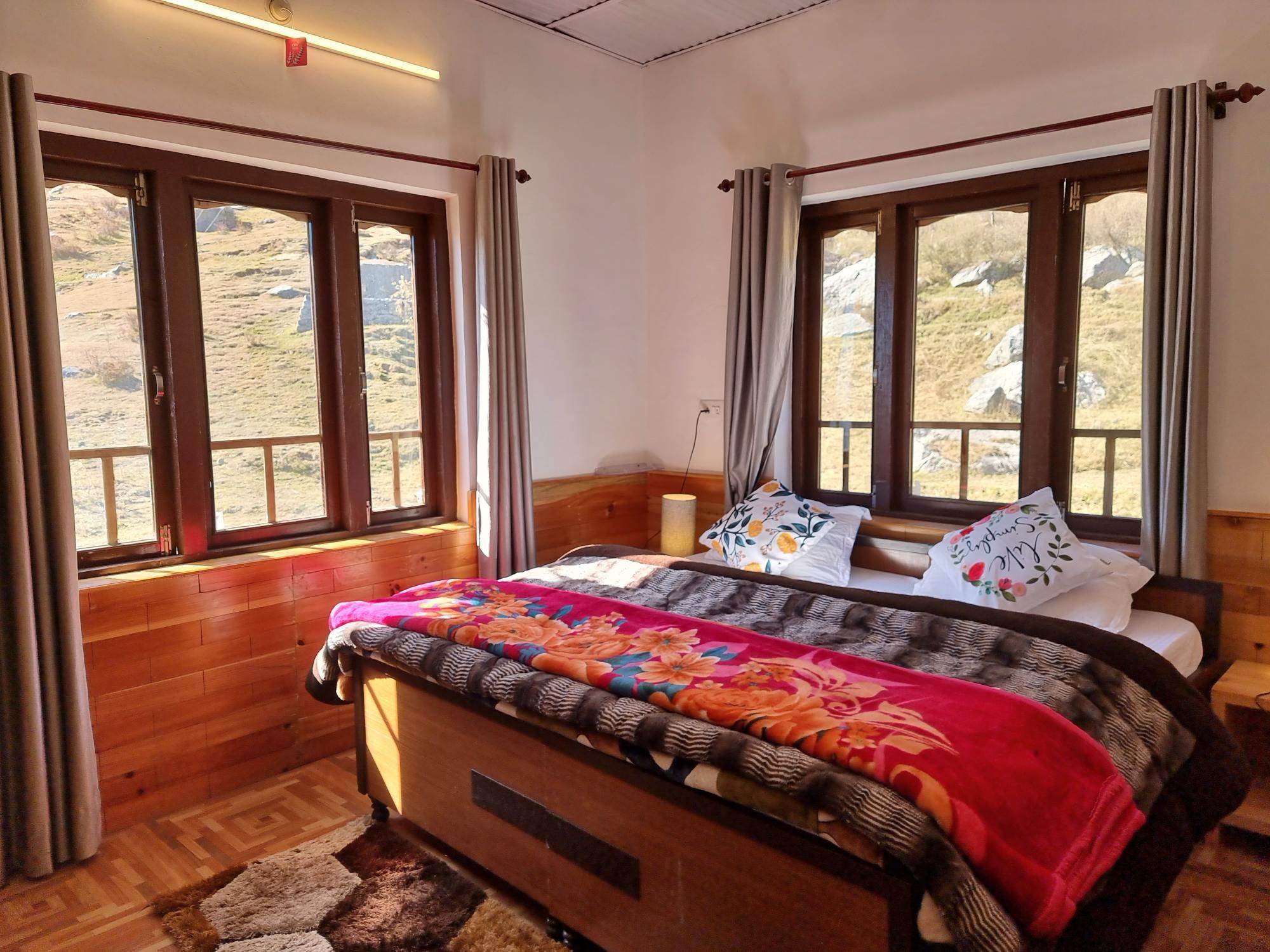 Deluxe Semi Double Room - Non-Smoking