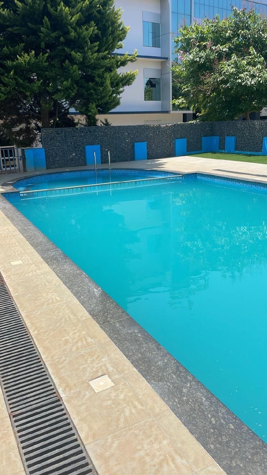 Swimming pool [outdoor]