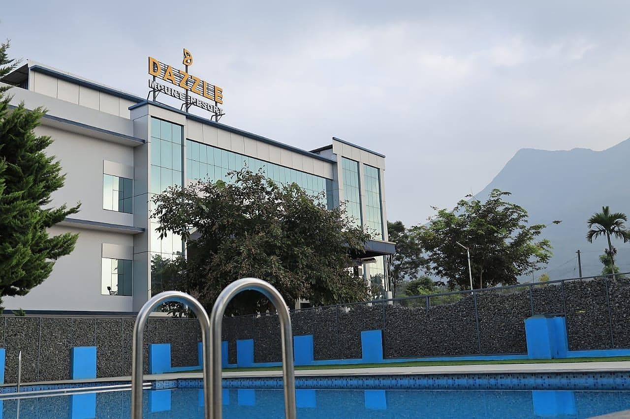 Swimming pool [outdoor]