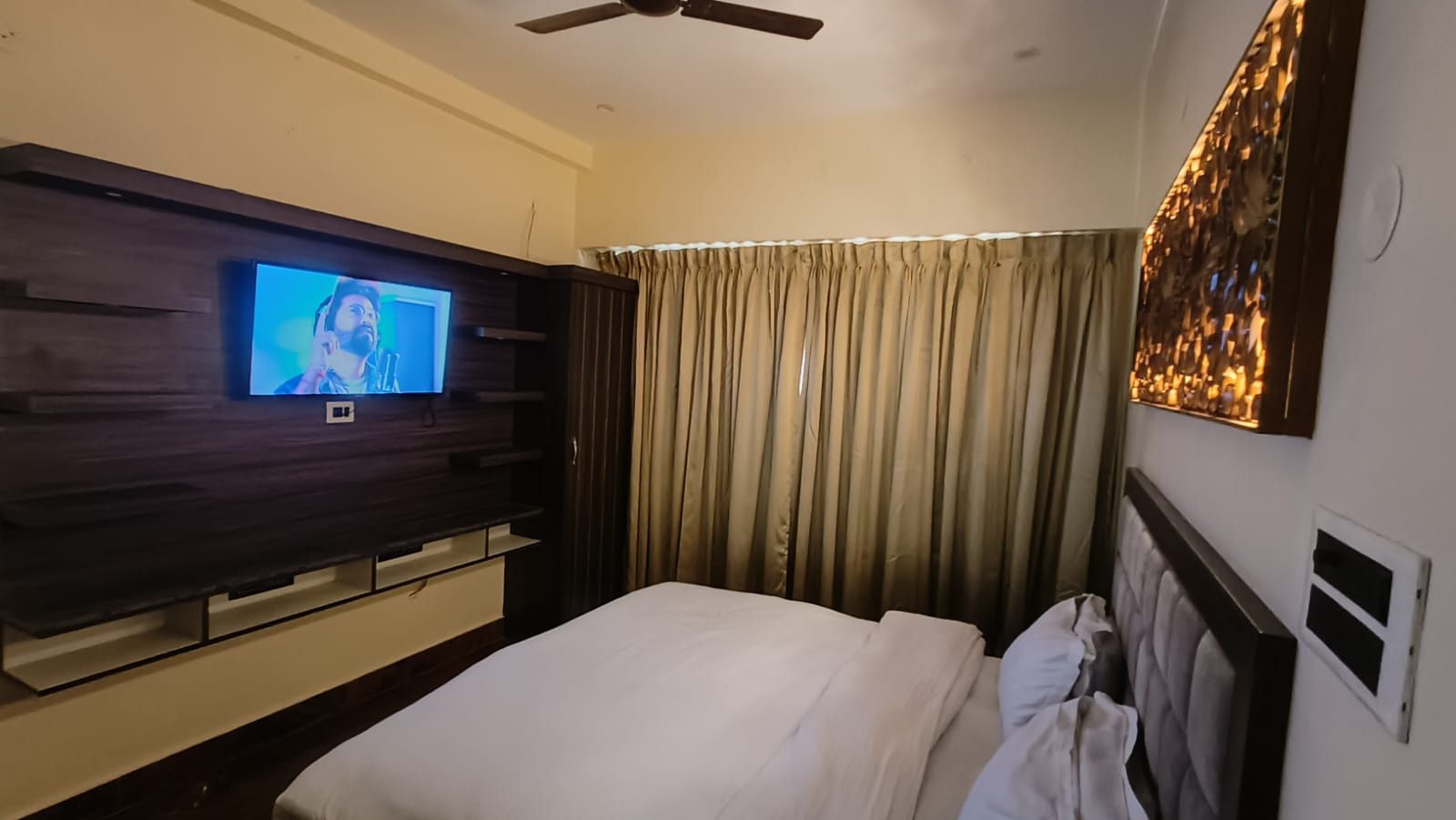 Ratna Hotel and Banquet Double Room with Balcony 4