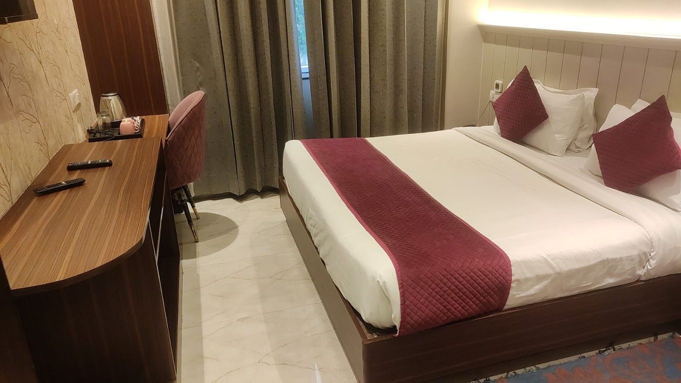 Hotel Taj Crown Plaza Deluxe Room 3