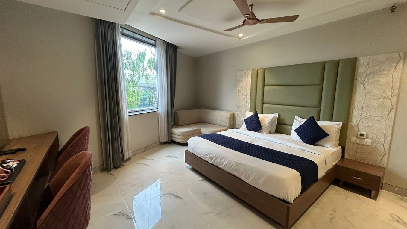 Hotel Taj Crown Plaza Deluxe Room