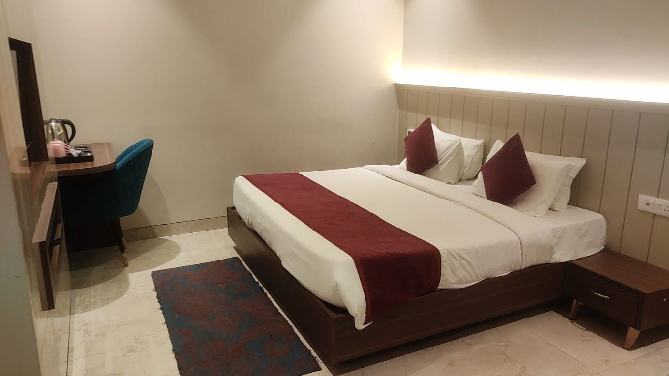 Hotel Taj Crown Plaza Deluxe Room 4