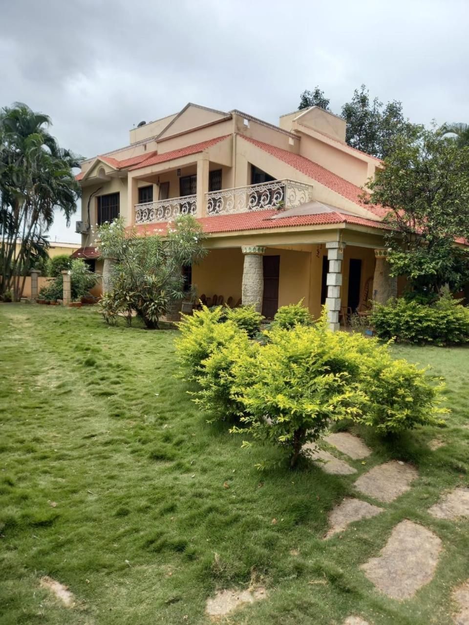 Leo Comforts River side