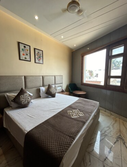 Premium Deluxe Corner King Room