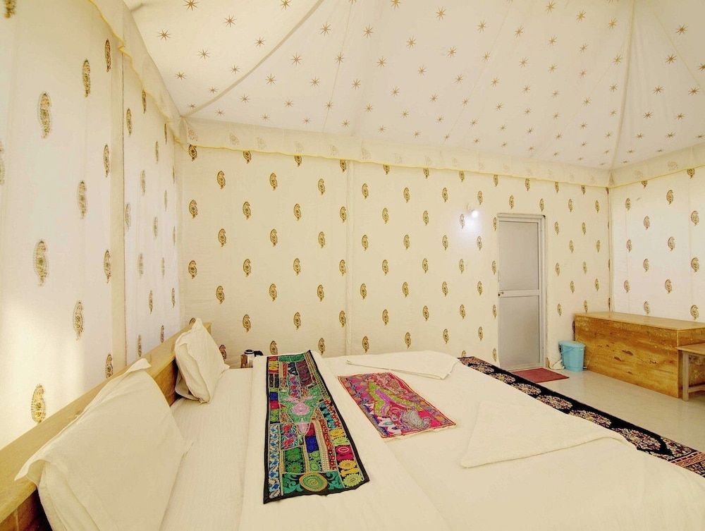 The Escape Luxury Desert Resort Classic Tent, Balcony, Desert View 2