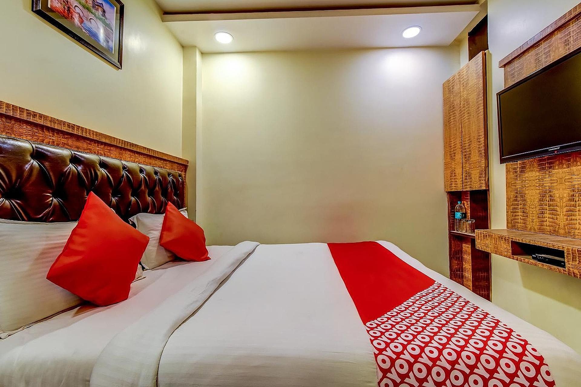 OYO 18867 Hotel Vision Palace Deluxe Double or Twin 2