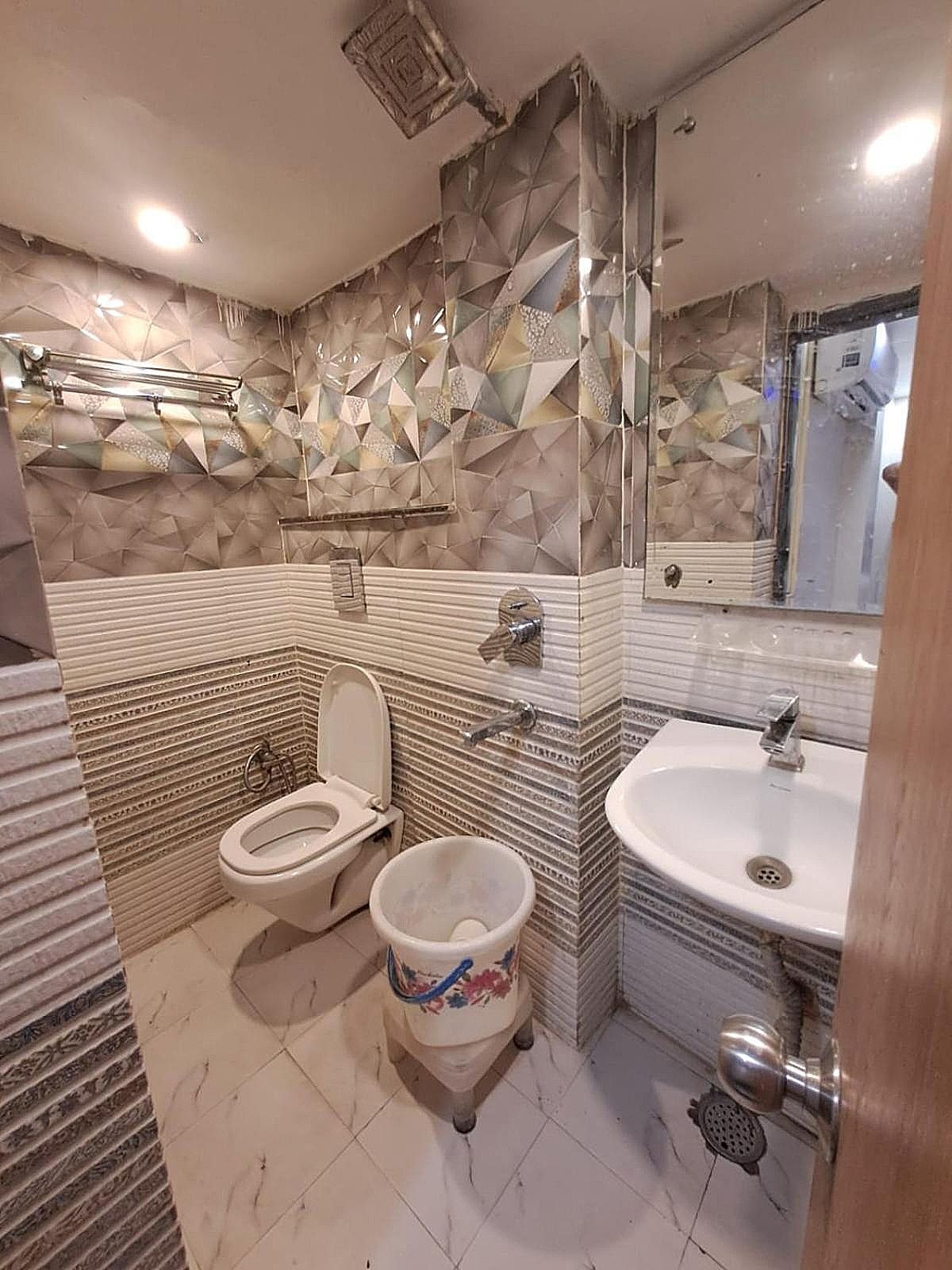 OYO 18867 Hotel Vision Palace Deluxe Double or Twin 3