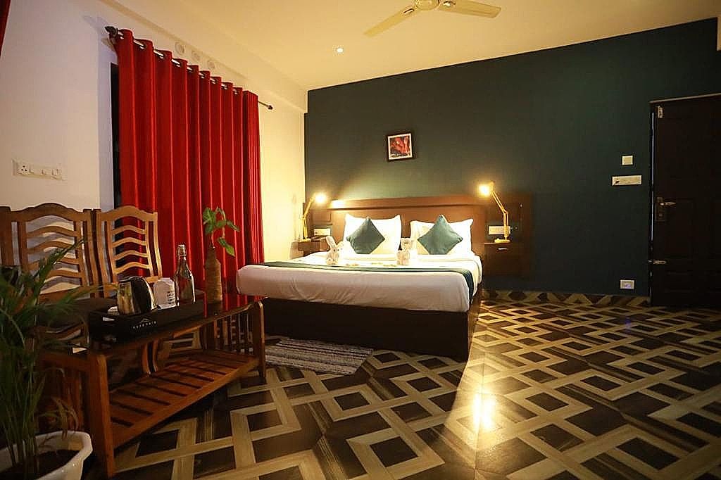 Treebo Trend The Hazeberg Munnar Mahogany 3