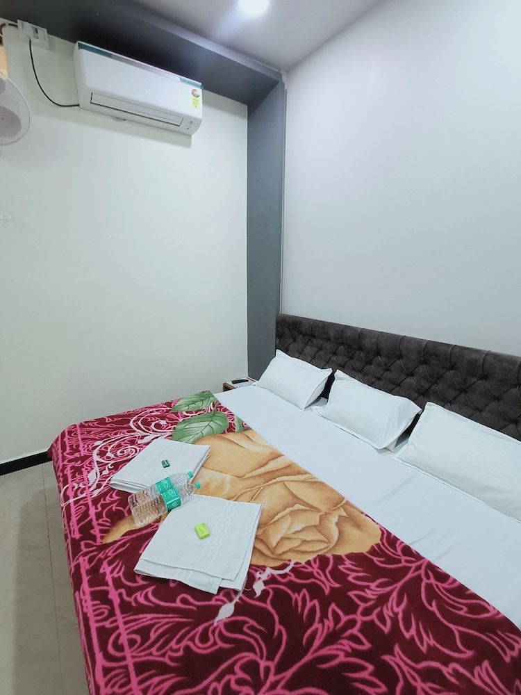 Hotel Shreem Deluxe Double Room 3