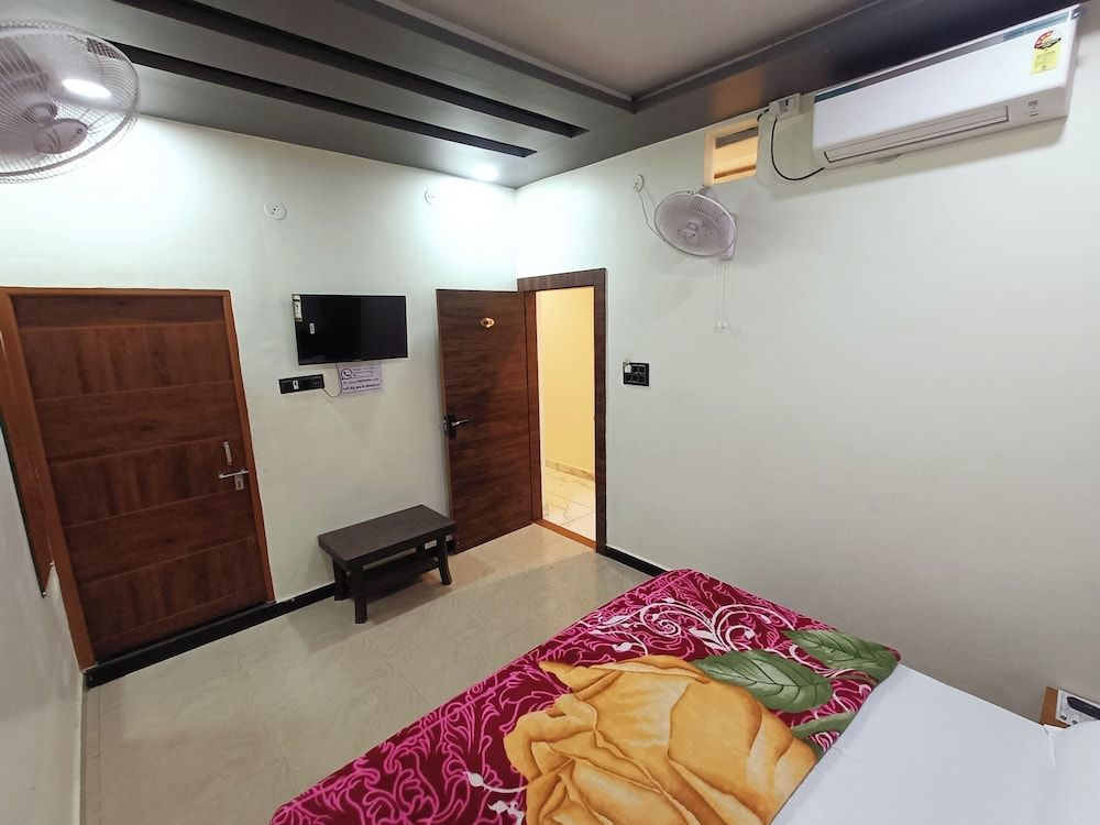 Hotel Shreem Deluxe Double Room