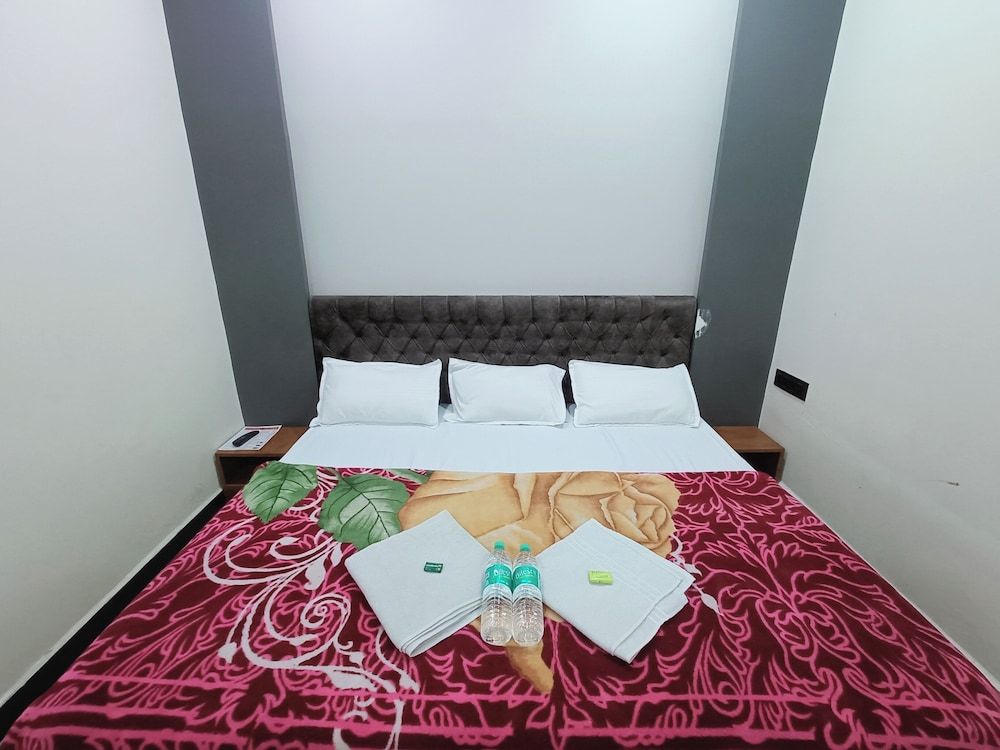 Hotel Shreem Deluxe Double Room 2