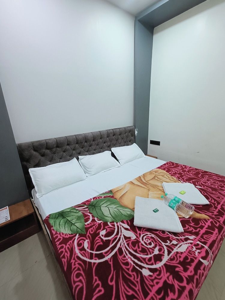 Hotel Shreem Deluxe Double Room 5