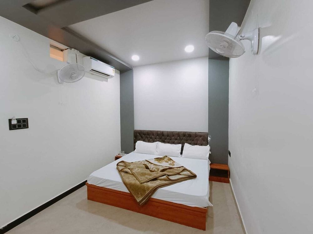 Hotel Shreem Deluxe Double Room 7