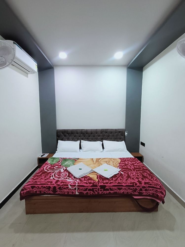 Hotel Shreem Deluxe Double Room 4