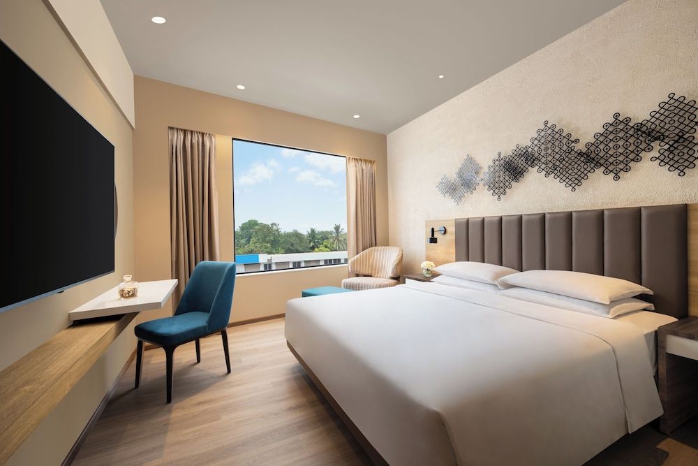 Basic Room, 1 King Bed