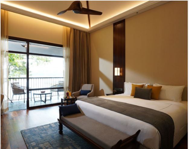 Grand Luxury Cottage Lake View Balcony King Bed