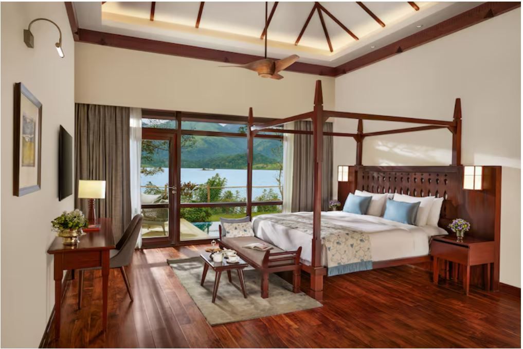 Luxury Room Lake View Balcony King Bed