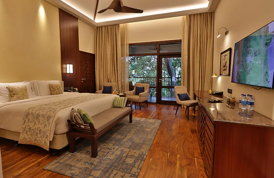 Grand Luxury Cottage Lake View Balcony King Bed