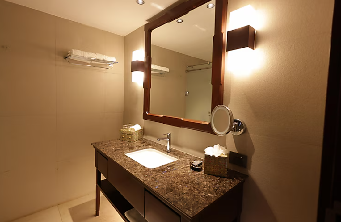 Grand Luxury Cottage Lake View Balcony King Bed